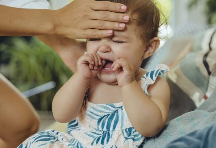 Triệu chứng phổ biến khi trẻ nhiễm virus hợp bào hô hấp là quấy khóc, sốt cao, từ chối bú