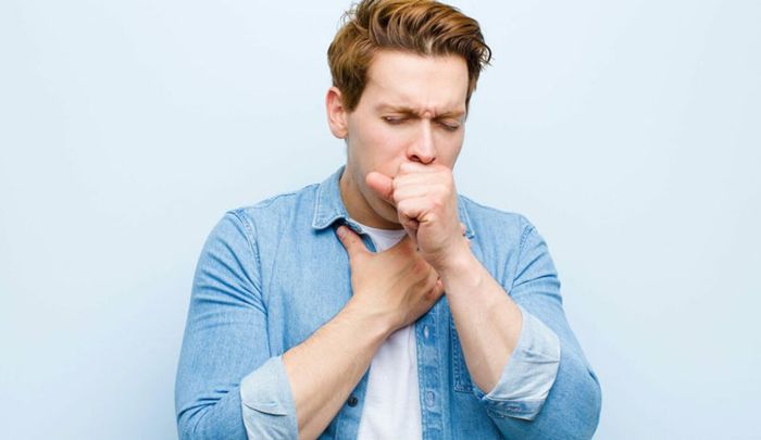 Bệnh nhân có thể gặp phải ho, đau rát họng