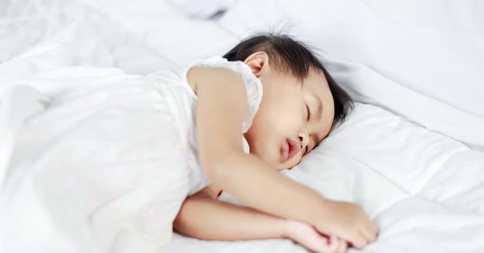 Trẻ có ho khan, sốt, ngủ nhiều cần đưa đến viện kiểm tra ngay