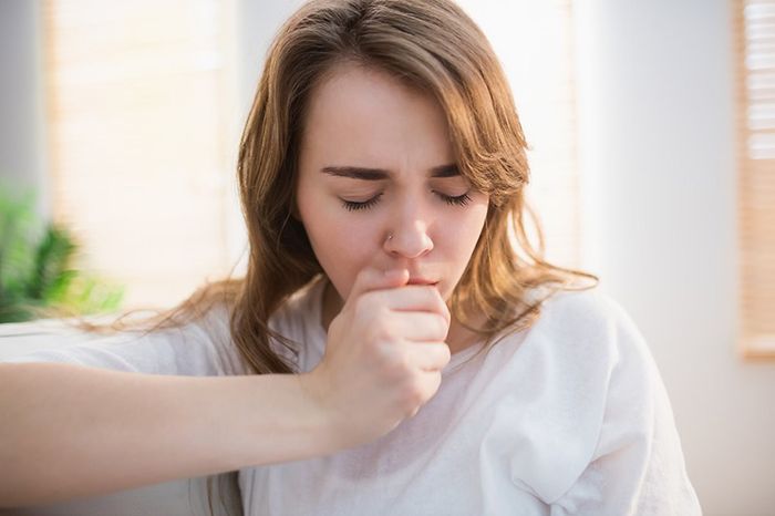 Khi bị viêm phổi, bệnh nhân thường ho nhiều.