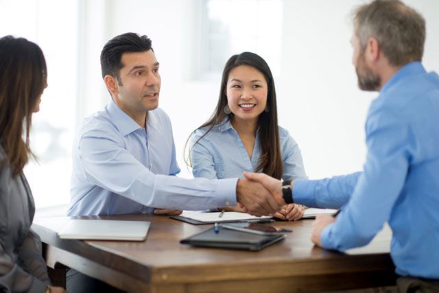 Cách bắt tay đúng chuẩn