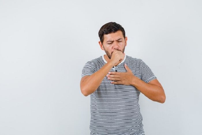 Bệnh nhân thường ho nhiều vào buổi sáng và cảm thấy khó thở.