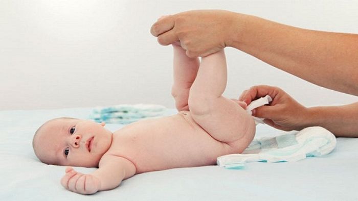 Mẹ nên quan sát phân su của bé để phát hiện sớm và xử lý.