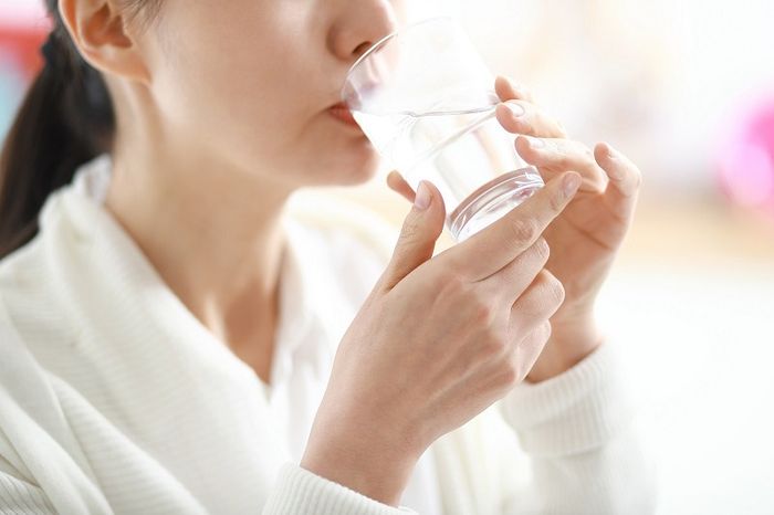 Uống nhiều nước ấm giúp làm giảm nhẹ tình trạng của các cơn ho