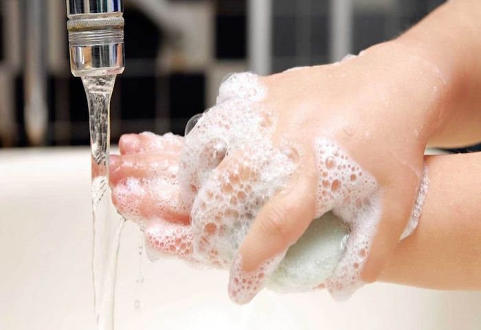 Phòng ngừa nhiễm khuẩn đường hô hấp bằng cách rửa tay sạch bằng xà phòng diệt khuẩn