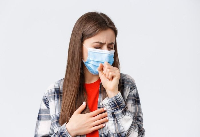 Luôn đeo khẩu trang khi ra ngoài và ở nơi công cộng để phòng ngừa bệnh hô hấp.