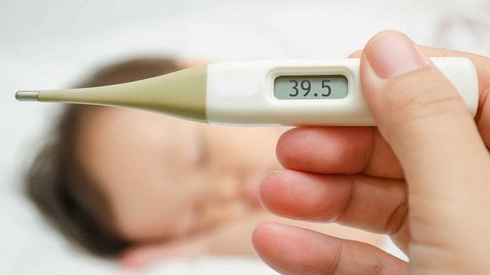 Người mắc viêm thanh quản khi sốt cao liên tục 39 độ C cần được can thiệp y tế