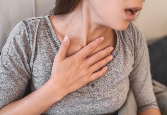 Đau ngực và khó thở là những dấu hiệu của hen suyễn