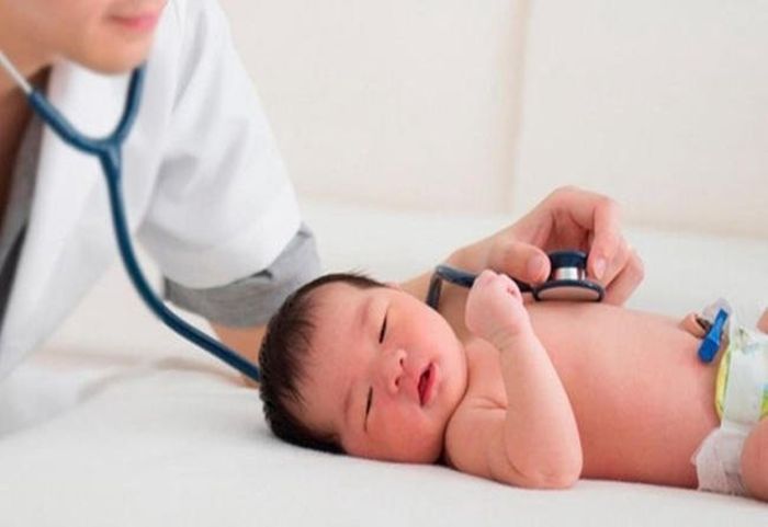 Đưa trẻ đi khám để được chẩn đoán và điều trị bệnh kịp thời.