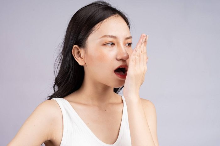 Hơi thở có mùi có thể xuất hiện nếu thói quen này kéo dài