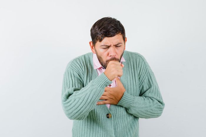 Đau ngực kiểu màng phổi thường xuất hiện khi bạn hít thở sâu hoặc ho.