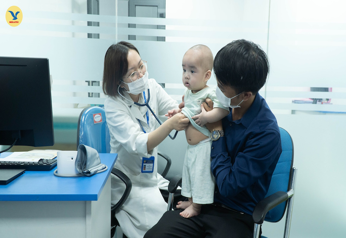 Bác sĩ sẽ thực hiện kiểm tra lâm sàng cho trẻ khi nghi ngờ suy hô hấp