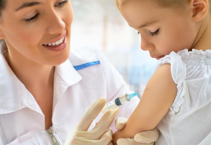 Tiêm chủng đầy đủ là biện pháp hiệu quả giúp phòng ngừa nhiễm khuẩn đường hô hấp