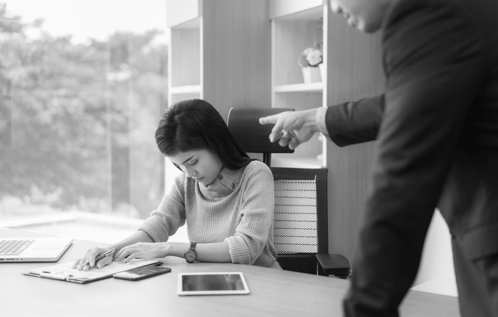 Phải làm gì khi sếp nói không tỉ lệ, đòi hỏi quá cao, cứng nhắc?