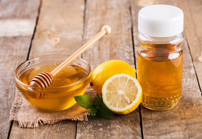 Nước chanh pha mật ong là biện pháp hiệu quả cho người bị ho nhưng không sốt