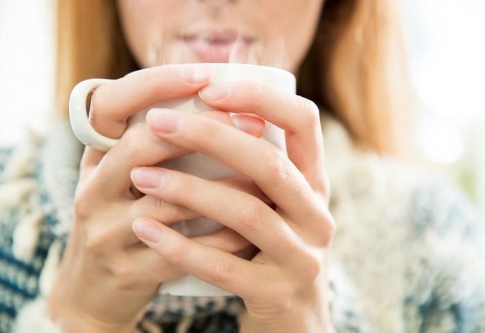 Uống nước ấm cũng giúp làm dịu cổ họng