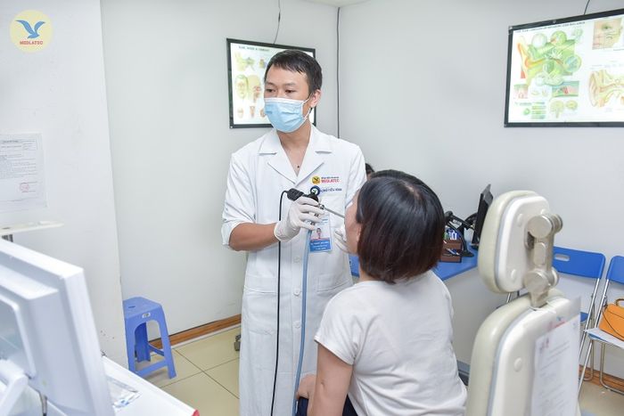 Khi bạn bị cổ họng nổi hạt, hãy đi khám sớm và tuân theo phác đồ điều trị của bác sĩ để tránh biến chứng nghiêm trọng