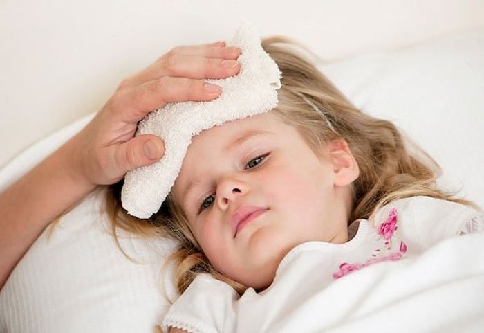 Cha mẹ cần cẩn trọng khi trẻ bị sốt.