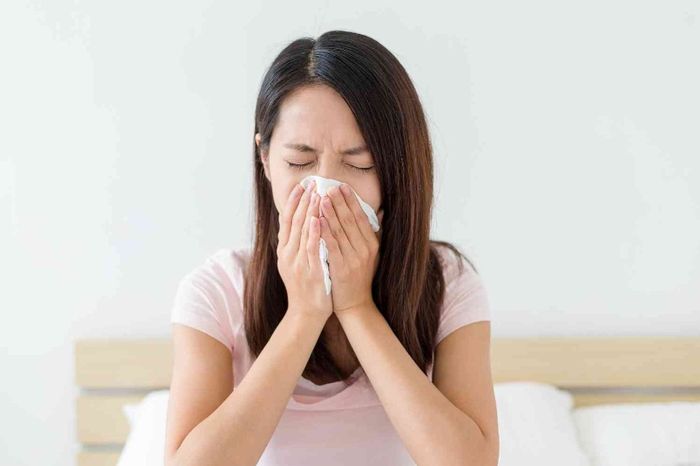 Bệnh cũng có thể dẫn đến tình trạng tắc mũi, ngạt mũi