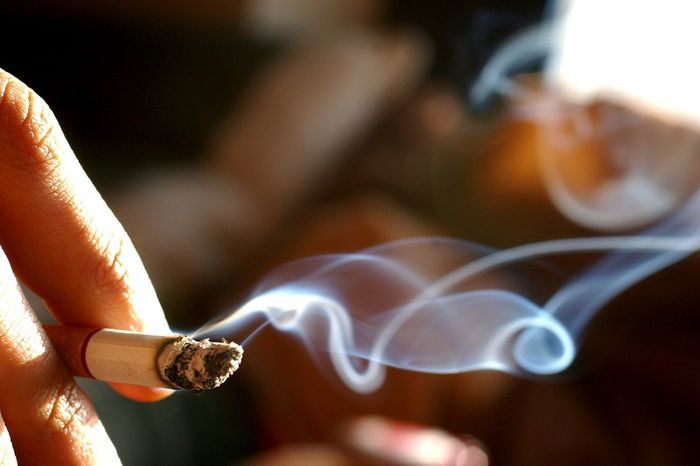 Người hút thuốc có nguy cơ ho kèm máu cao hơn