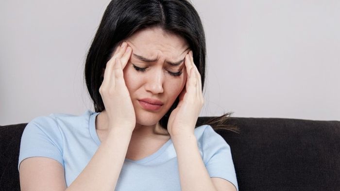 Đau đầu thường xuyên ở các vị trí đỉnh đầu, sau gáy, hai bên thái dương