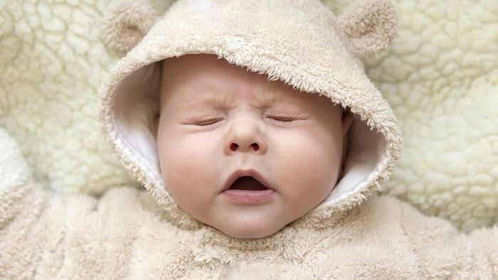 - Trào ngược dạ dày - thực quản: nếu cơ thắt thực quản không đóng chặt sẽ dẫn đến axit dạ dày di chuyển lên thực quản, ảnh hưởng đến cả đường tiêu hóa và hô hấp, với các triệu chứng như: ợ chua, ợ nóng, đau ngực, ho kéo dài,…