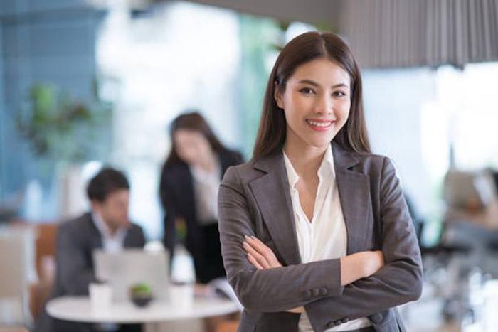 Thực tập sinh đôi khi cần sự hỗ trợ từ nhân viên kinh doanh - Ảnh: Internet.