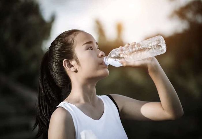 Uống nước giúp làm sạch cổ họng