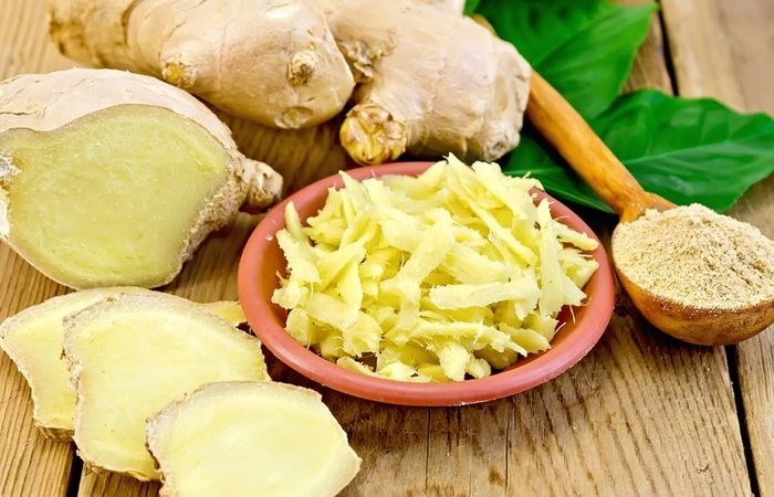 Gừng có tác dụng kháng viêm và sát khuẩn, giúp giảm viêm họng và cải thiện tình trạng ho có đờm.