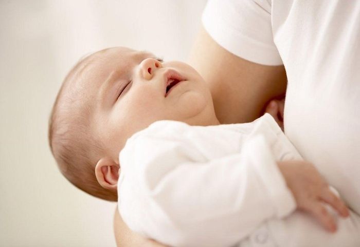 Khi bị viêm phổi, trẻ thường có biểu hiện sốt cao, ngủ li bì, ho khan và thậm chí là không chịu bú