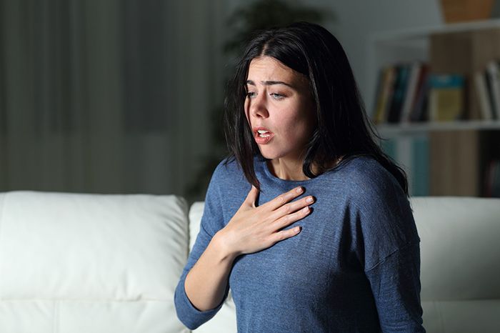 Suy hô hấp gây khó thở và thở gấp cho người bệnh.