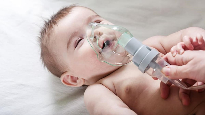 Trẻ mắc ho gà cần điều trị chủ động theo hướng dẫn của bác sĩ.