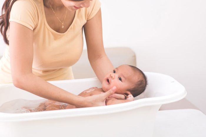 Tắm cho trẻ mắc viêm phổi nên nhanh gọn và không nên gội đầu