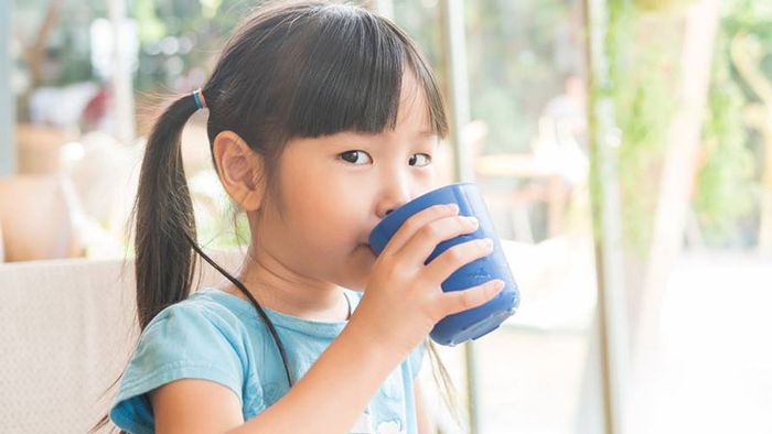 Đối với viêm phế quản, cần cho trẻ uống nước thường xuyên
