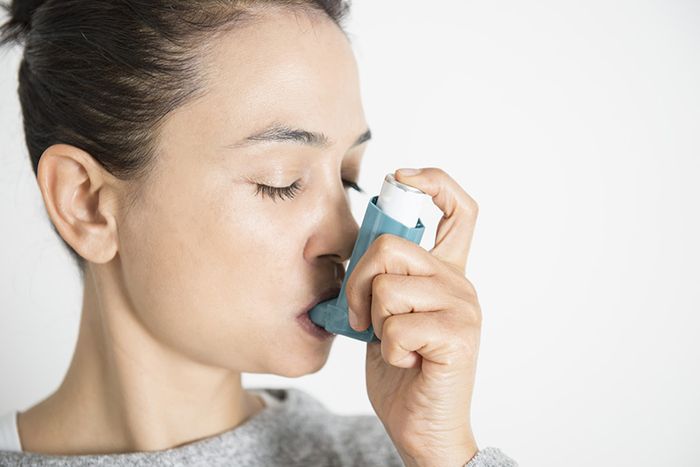 Ngoài việc sử dụng thuốc và các phương pháp trị liệu, việc hạn chế tiếp xúc với yếu tố gây bệnh cũng có thể là phương pháp điều trị hen phế quản