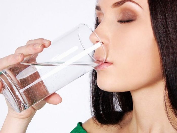 Súc miệng bằng nước muối giúp giảm ngứa cổ họng