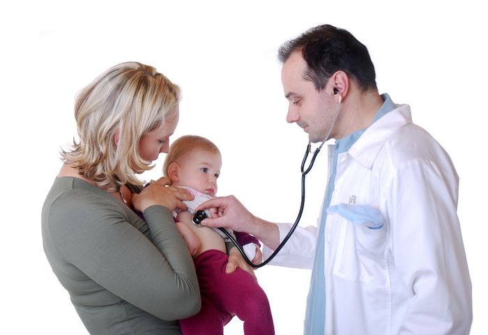 Khi trẻ có dấu hiệu của viêm phổi, cha mẹ nên đưa trẻ đi khám ngay càng sớm càng tốt