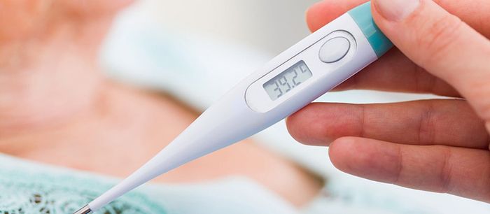 Người mắc viêm phế quản thường có biểu hiện như sốt nhẹ, ho, và sản xuất ra các đàm trong họng.
