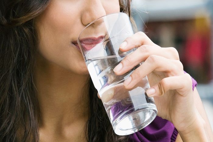 Để trị tiêu đờm đơn giản nhất, bạn nên uống nhiều nước, đặc biệt là nước ấm.