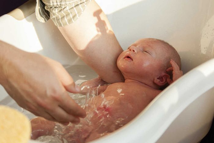 Trẻ mắc viêm phổi vẫn cần tắm để giữ cơ thể sạch sẽ, thoáng mát