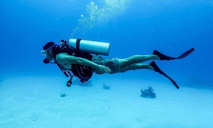 Thay đổi áp suất đột ngột như khi lặn sâu có thể dẫn đến tràn khí màng phổi