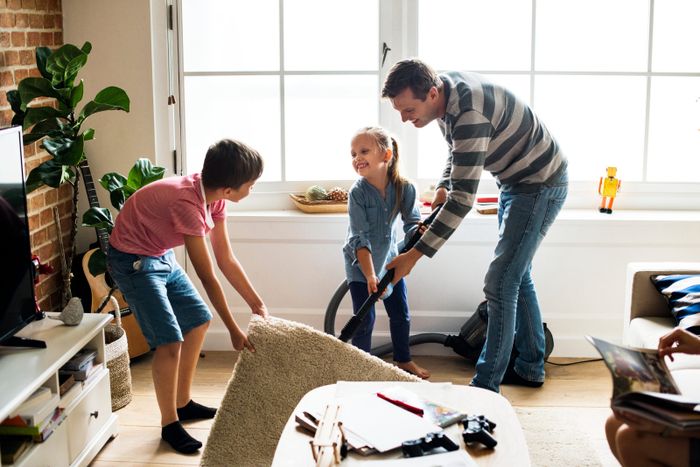 Vệ sinh nhà cửa sạch sẽ để tránh sự xâm nhập của vi khuẩn gây hại cho phổi 