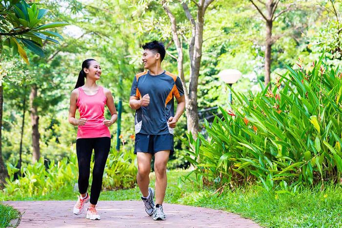 Luyện tập hít thở khi chạy bền bằng cách tăng cường độ dần dần.