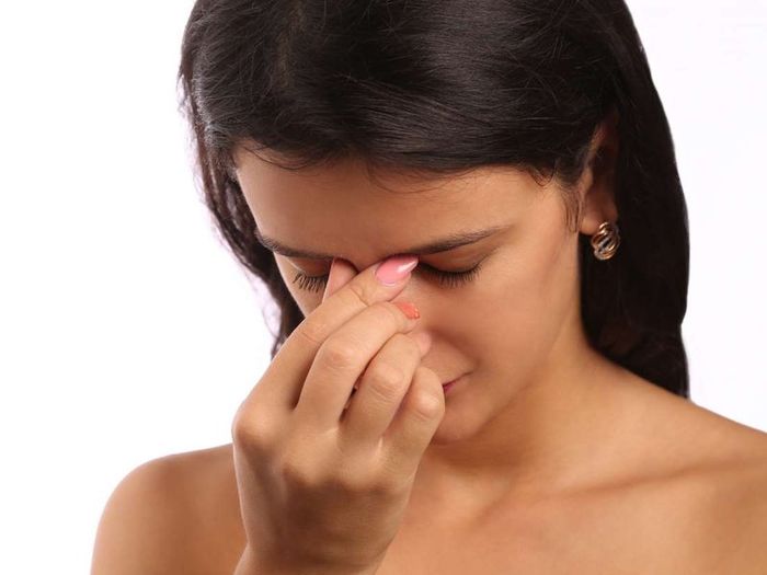 Tình trạng đau đầu mạnh và kéo dài là dấu hiệu của viêm xoang nặng