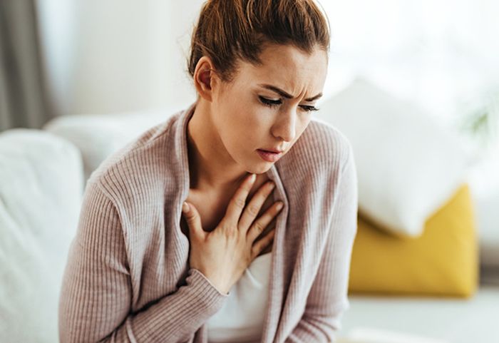 Bệnh nhân bị viêm mũi xuất tiết thường cảm thấy đau rát và khô cổ họng