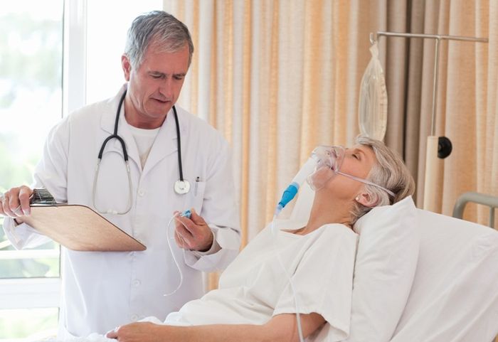 Quyết định áp dụng phương pháp thở máy không xâm nhập hay không phụ thuộc vào từng trường hợp cụ thể được bác sĩ quyết định.