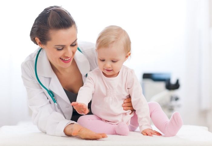 Tiêm phòng đầy đủ vắc xin theo lịch trình cho trẻ nhỏ