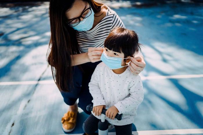 Đeo khẩu trang khi ra ngoài để ngăn ngừa bụi bẩn, virus và giữ ấm mặt