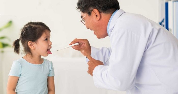 Trẻ thường xuyên ngủ ngáy cần phải được bác sĩ thăm khám để tìm nguyên nhân và điều trị hiệu quả.