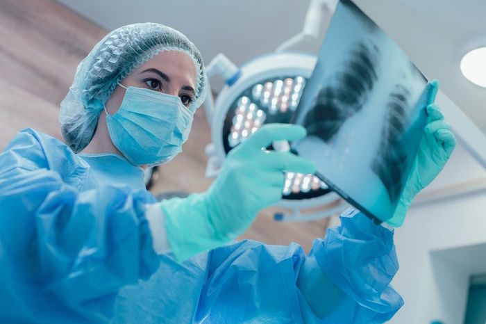 Bệnh nhân viêm phổi cần được điều trị hiệu quả ngay từ sớm để ngăn ngừa biến chứng viêm phổi